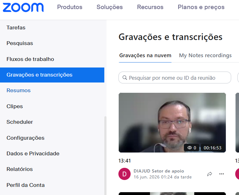 Tela de Gravações e transcrições do Zoom com os arquivos de vídeo das audiências exibidos em cartões.